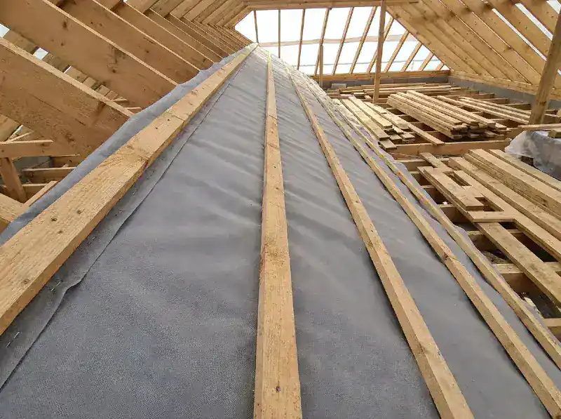 Nieuw dampopen onderdakfolie over de kepers geniet, met tengellatten er bovenop bevestigd